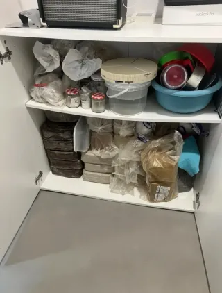 Mueble bajo blanco auxiliar o cocina