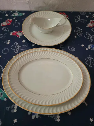 Juego Bandejas Porcelana y Salsera Dorada
