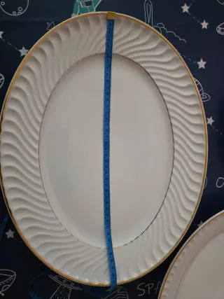 Juego Bandejas Porcelana y Salsera Dorada