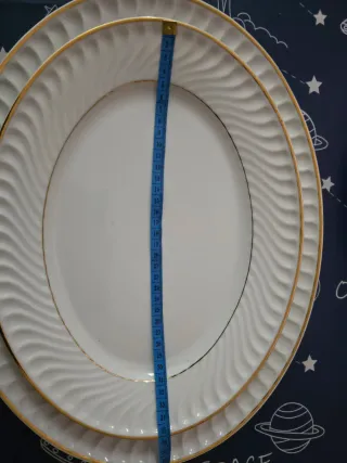 Juego Bandejas Porcelana y Salsera Dorada
