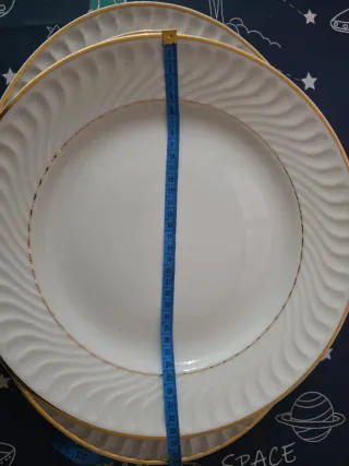 Juego Bandejas Porcelana y Salsera Dorada