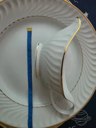 Juego Bandejas Porcelana y Salsera Dorada