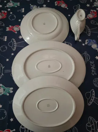 Juego Bandejas Porcelana y Salsera Dorada
