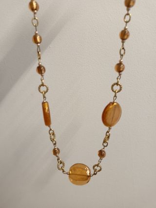 Collana con pietre in resina simil ambra