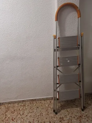 Escalera aluminio 4 peldaños