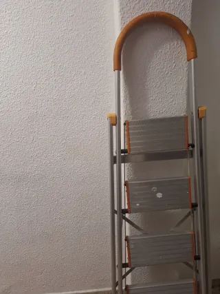 Escalera aluminio 4 peldaños