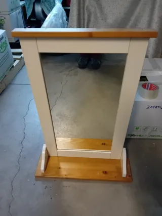 Espejo de madera blanco y marrón