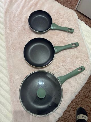 Juego de sartenes negro y verde