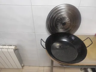 Paellera negra con tapa metálica