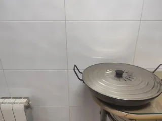 Paellera negra con tapa metálica