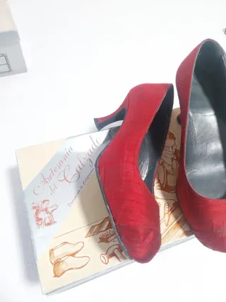 Zapatos rojos de seda.