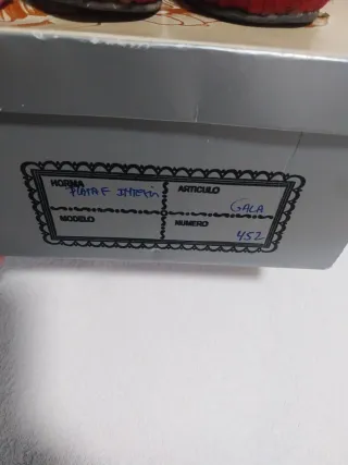 Zapatos rojos de seda.