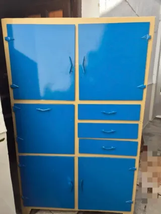 Mueble de cocina beige y azul