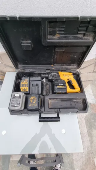 Taladro Percutor DEWALT con Cargador y Baterías
