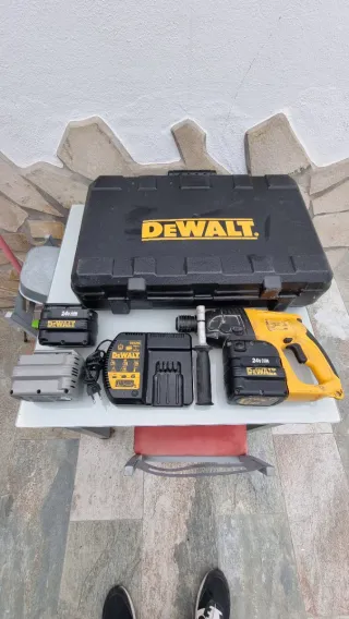 Taladro Percutor DEWALT con Cargador y Baterías