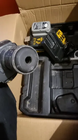 Taladro Percutor DEWALT con Cargador y Baterías