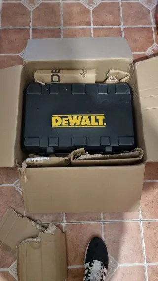 Taladro Percutor DEWALT con Cargador y Baterías