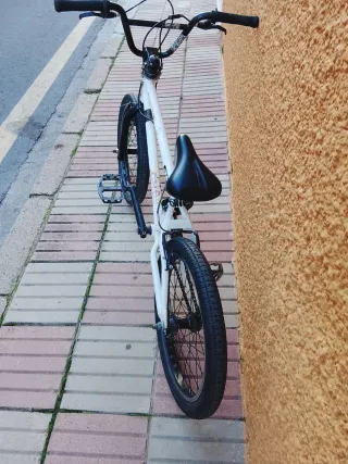 Bicicleta BMX blanca