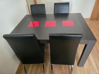 Mesa comedor + 4 sillas + mueble TV