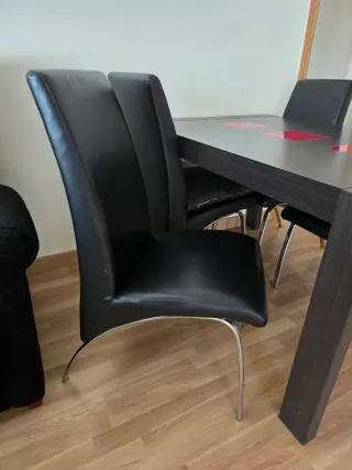 Mesa comedor + 4 sillas + mueble TV