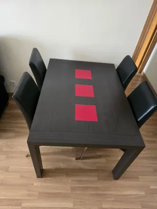 Mesa comedor + 4 sillas + mueble TV