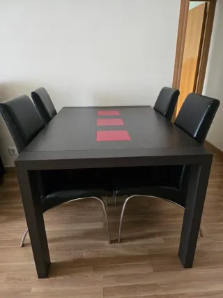 Mesa comedor + 4 sillas + mueble TV