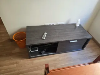 Mesa comedor + 4 sillas + mueble TV