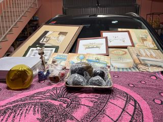 Lote de cuadros y figuras decorativas