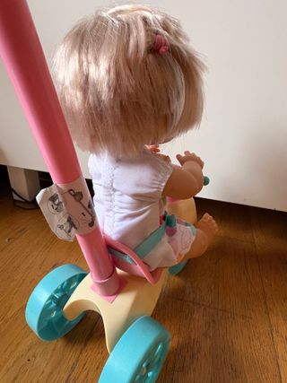 Muñeca Nenuco con triciclo rosa y azul