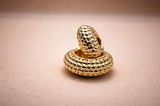 Pendientes dorados con textura