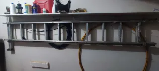 Escalera aluminio 2 tramos de 2,80 cada uno.