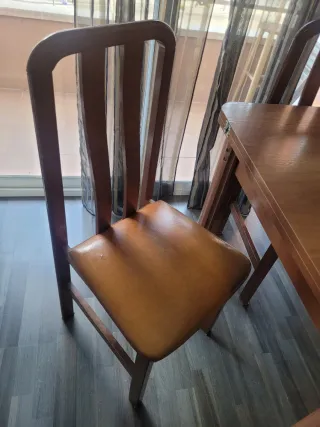 Mesa extensible y 4 sillas de madera