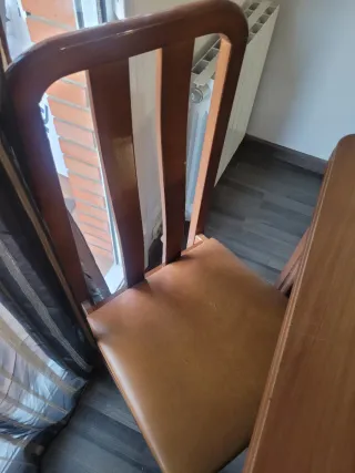 Mesa extensible y 4 sillas de madera