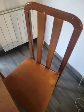 Mesa extensible y 4 sillas de madera