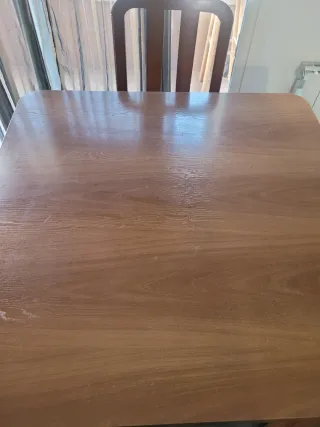 Mesa extensible y 4 sillas de madera