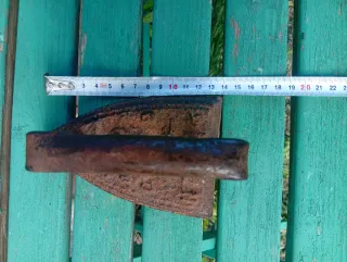 Ferro da stiro antico in ghisa