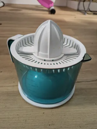 Exprimidor eléctrico con jarra