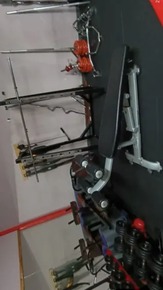 Banco de pesas y accesorios gimnasio