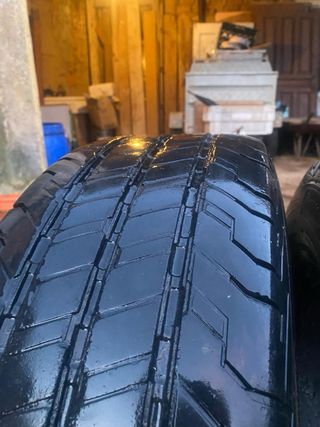 4 Ruedas 215/65 R16C Continental 100€ 4