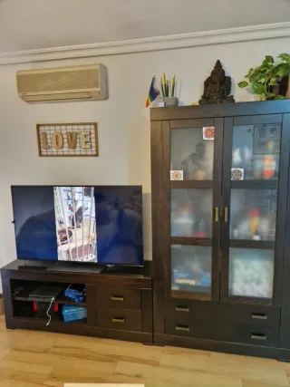 Mueble de TV y vitrina de madera