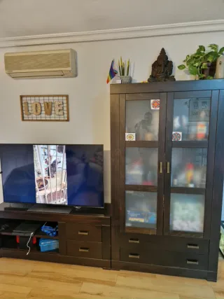 Mueble de TV y vitrina de madera