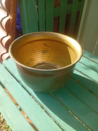 Vaso di ottone martellato con sottovaso