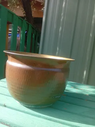 Vaso di ottone martellato con sottovaso