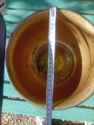 Vaso di ottone martellato con sottovaso