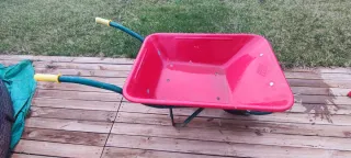 Carretilla roja de jardín. Como nueva.