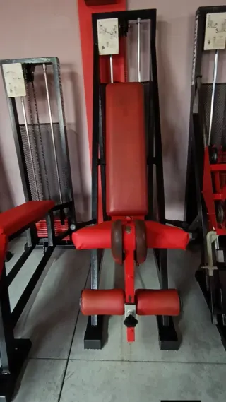 Máquina de musculación roja