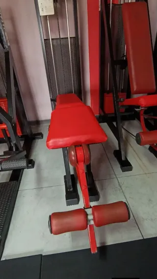 Máquina de musculación roja
