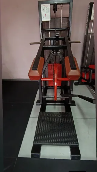 Máquina de musculación roja