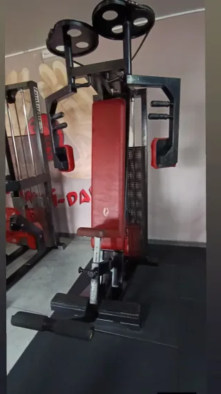 Máquina de musculación roja