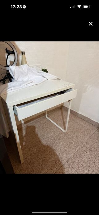 Escritorio de madera con cajón